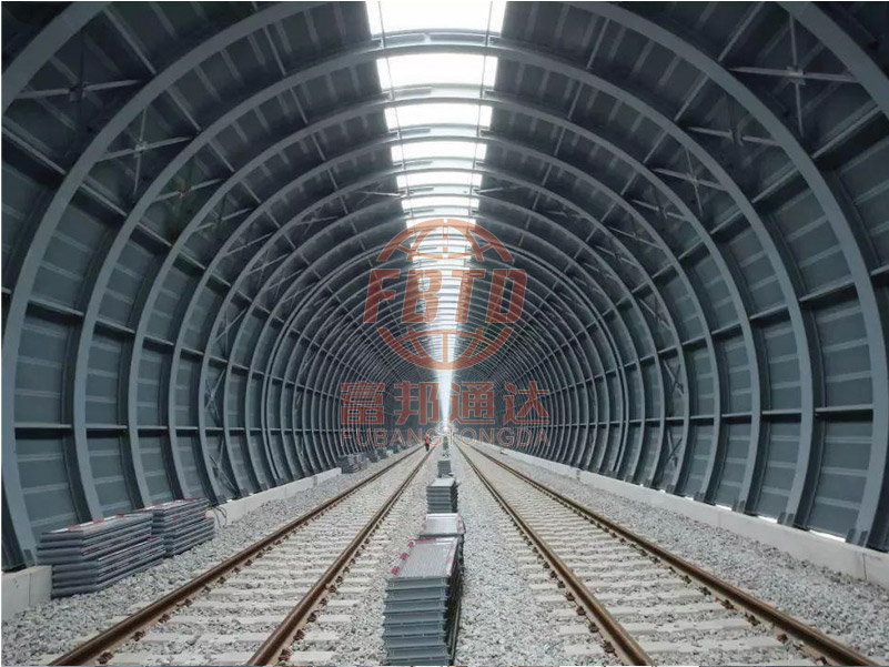 武汉声屏障厂家：什么是铁路全封闭声屏障，让他们带你研究(图2)
